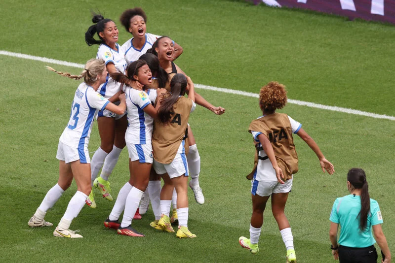 Lineth Cedeño, de Panamá, celebra el gol que clasificó a su selección al Mundial Femenino de fútbol, al derrotar a Paraguay. Foto Concacaf.