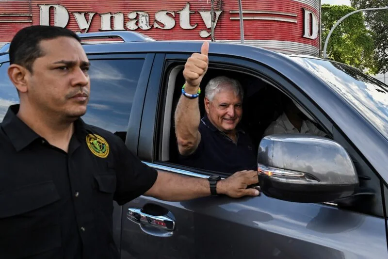 Expresidente de Panamá, Ricardo Martinellitakes part in a protest against Panamanian prosecutors, in Panama City on September 20, 2022, after he was charged -along with counterpart  (2014-2019) Juan Carlos Varela- with laundering money from construction giant Odebrecht, which admitted paying bribes in the country. (Photo by Luis ACOSTA / AFP)