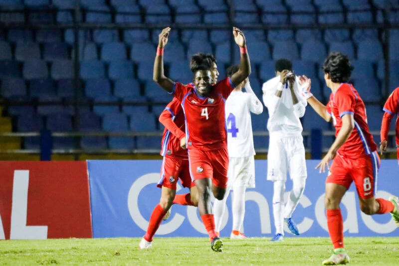 Jugadores panameños celebran un gol ante Honduras, en el Premundial Sub-17 en Guatemala. Foto Concacaf Norvin Mendoza.