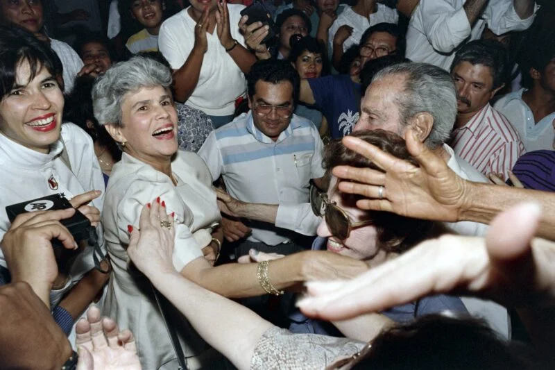 Violeta de Chamorro, es felicitada el 25 de febrero de 1990, tras ganar las elecciones en Nicaragua y derrotar al sandinismo. La expresidenta nicaragüense falleció este 14 de junio exiliada en Costa Rica.