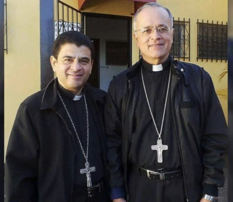 Los obispos Rolando Álvarez (izq.), y  Silvio Báez, obligados al exilio por la dictadura de Daniel Ortega. Un tercer obispo, Isidoro Moro, también ha sido desterrado.