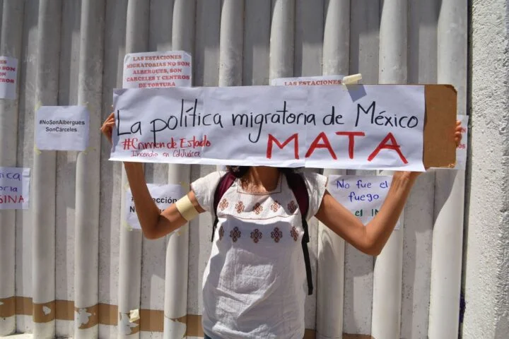 CIUDAD JUÁREZ, CHIHUAHUA, 29MARZO2023.- Tras la tragedia donde migrantes murieron durante un incendio, grupos de activistas y asociaciones civiles se manifestaron en la estación Migratoria de Comitán de Domínguez en Chiapas, donde exigieron castigo a los responsables del lamentable hecho y reacondicionar las estaciones migratorias para brindar un trato digno a los migrantes en México.
FOTO: TOÑO AGUILAR/CUARTOSCURO.COM
