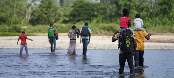 Migrantes cruzan la Selva del Darién, en Panamá.