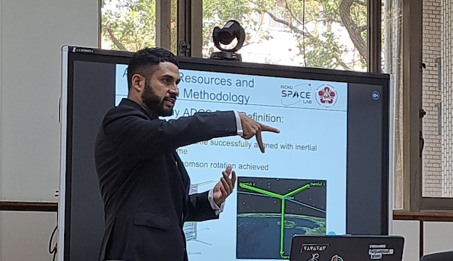 Ángel, el guatemalteco que lanza satélites al espacio desde Taiwán