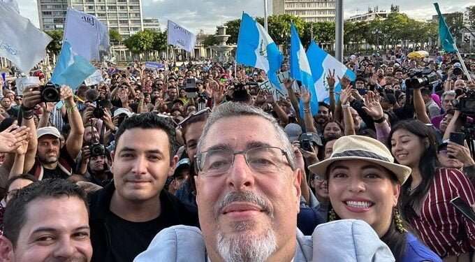 Bernardo Arévalo promete mano dura contra corrupción si gana presidencia de Guatemala