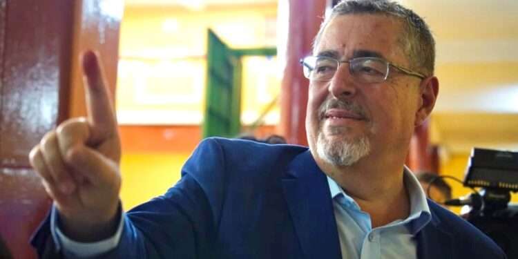 Candidato Bernardo Arévalo de Semilla es la sorpresa en conteo preliminar de votos en Guatemala