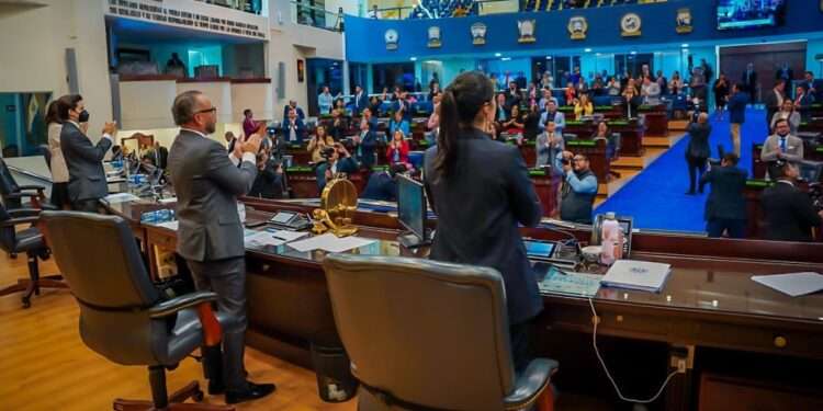 Bukele avala ley que reduce municipios salvadoreños a 44