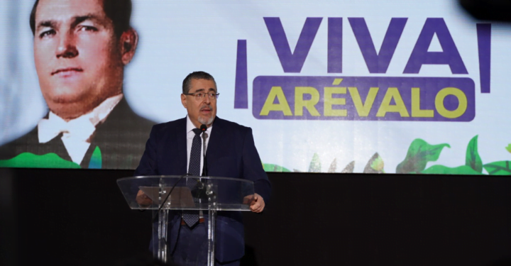El sorpresivo invitado político de Guatemala, Bernardo Arévalo