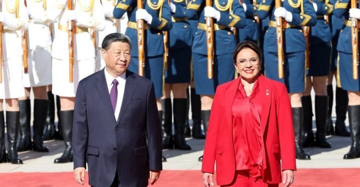 Presidenta de Honduras vuelve de China sólo con memorandos firmados