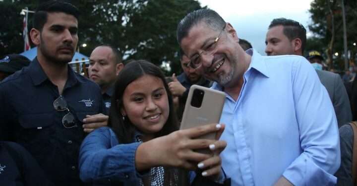 Presidente tico tiene más menciones negativas que positivas en redes sociales
