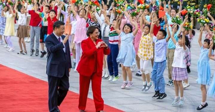 Xiomara Castro volverá de Pekín con un maletín lleno de papeles y sin regalos chinos