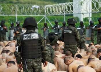 Policías militares entran a dos temidas cárceles de Honduras