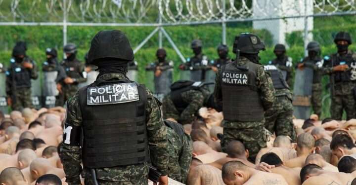 Policías militares entran a dos temidas cárceles de Honduras