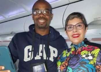 Dos médicos centroamericanos se visten de héroes al atender parto en pleno vuelo