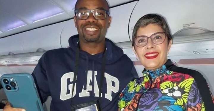 Dos médicos centroamericanos se visten de héroes al atender parto en pleno vuelo