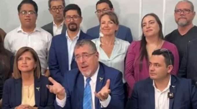 Candidato a presidente Arévalo dice que los corruptos de Guatemala les temen