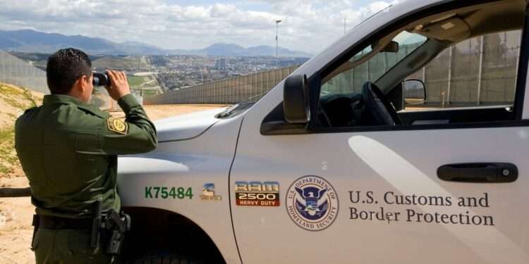 Guatemaltecos y hondureños entre los migrantes más detectados en frontera sur EEUU