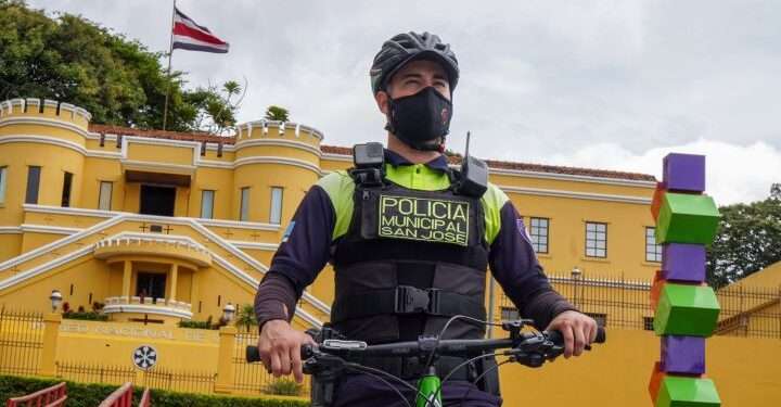 Enfurecido motociclista muerde a policía de tránsito en Costa Rica