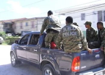 Policías beliceños en un operativo de seguridad.