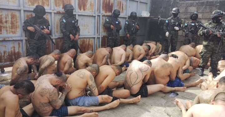 Militares someten a prisioneros hondureños al “estilo Bukele”