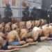Militares someten a prisioneros hondureños al “estilo Bukele”