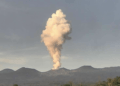 Volcán costarricense sigue en erupción, autoridades vigilan otro en actividad