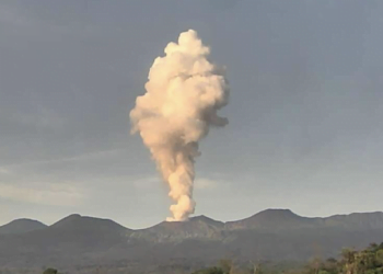Volcán costarricense sigue en erupción, autoridades vigilan otro en actividad