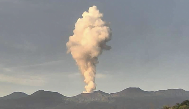 Volcán costarricense sigue en erupción, autoridades vigilan otro en actividad
