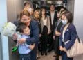 La presidenta Xiomara Castro, acompañada de sus dos hijos, es recibida por funcionarios chinos en Shanghái.