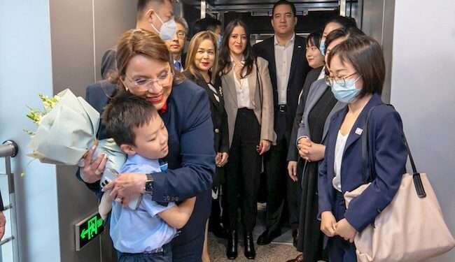 La presidenta hondureña llega a China con el “familión”