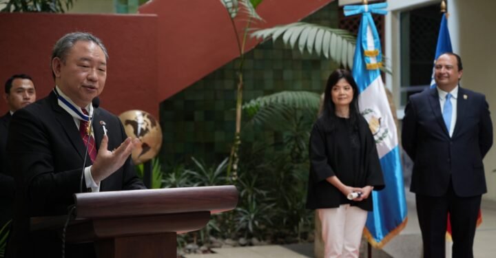 Giammattei recibe a vicecanciller taiwanés y lo condecora
