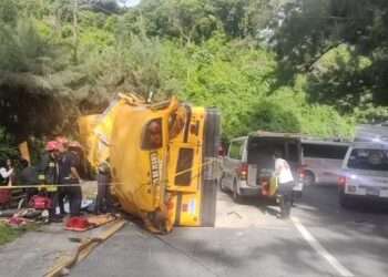 Accidente en carretera a la Antigua Guatemala deja al menos 3 muertos y 35 heridos