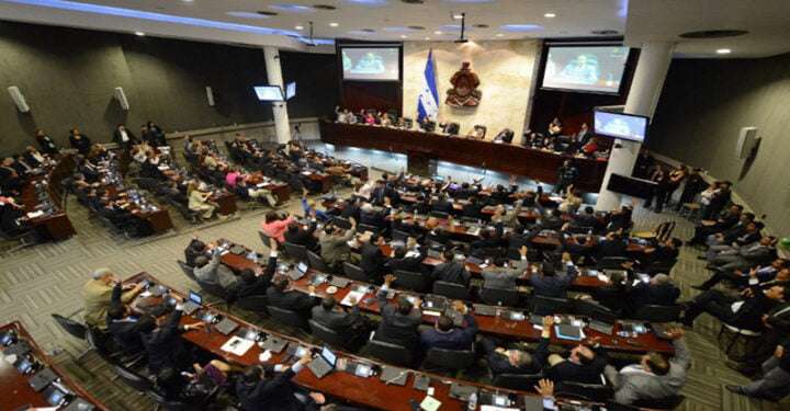 Oposición frena en Honduras adhesión al CAF y presidente del Congreso “arma berrinche”
