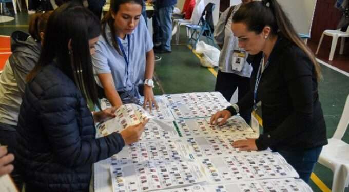 Misión de Observación Electoral advierte de los “riesgos” en la revisión de actas en Guatemala