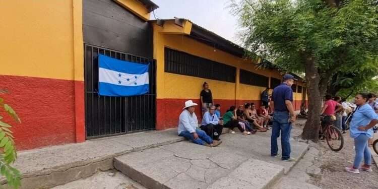 Padres de familia se toman escuelas en Honduras por falta de maestros