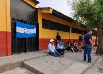 Padres de familia se toman escuelas en Honduras por falta de maestros
