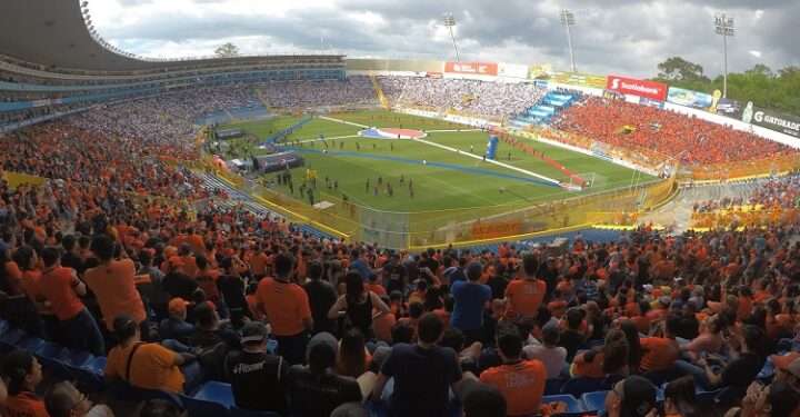 Prohíben venta y consumo de licor en estadios salvadoreños en juegos de fútbol