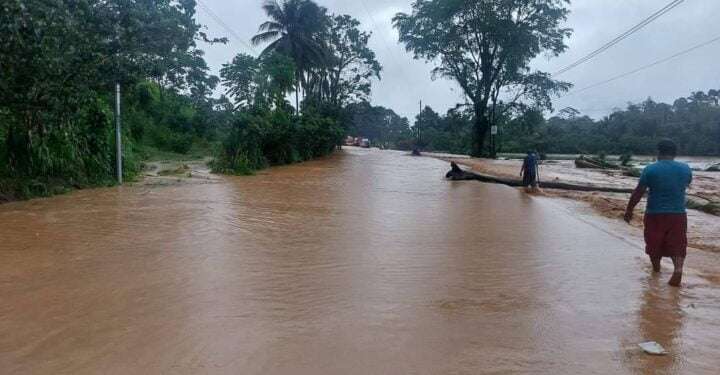 Inundaciones, derrumbes y árboles tumbados reporta CONRED de Guatemala a causa de lluvias