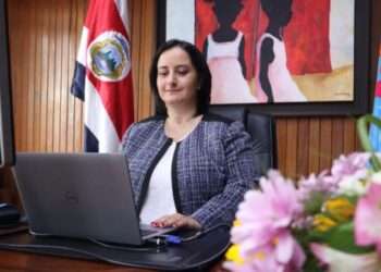 Exfuncionaria tica pide protección de Panamá tras denunciar a presidente Chaves