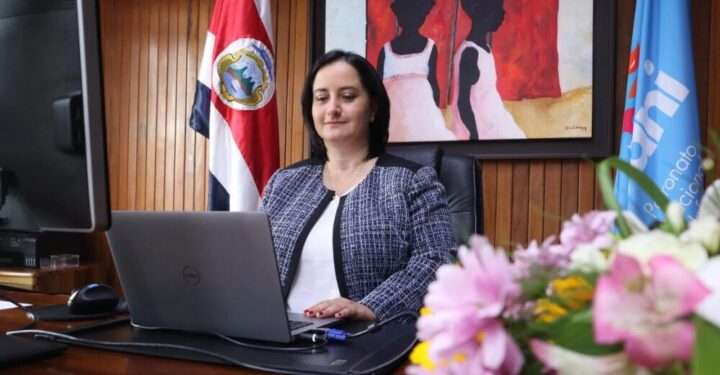 Exfuncionaria tica pide protección de Panamá tras denunciar a presidente Chaves