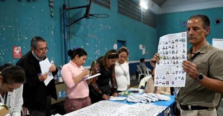 Candidatos presidenciales guatemaltecos cuestionan al TSE por no dar resultados oficiales