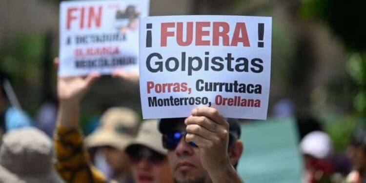 Guatemaltecos se manifiestan contra la corrupción, aunque paro no tuvo fuerza