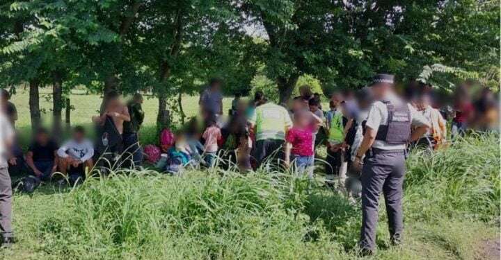 Rescatan en México a 125 migrantes guatemaltecos y 57 hondureños que estaban abandonados