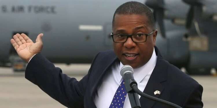 Subsecretario de Estado de EEUU conversa con candidatos presidenciales guatemaltecos