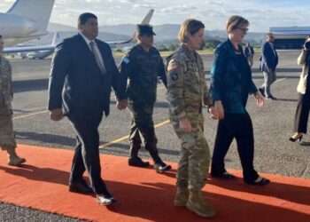 Jefa del Comando Sur de EEUU llega a Honduras para reunirse con presidenta