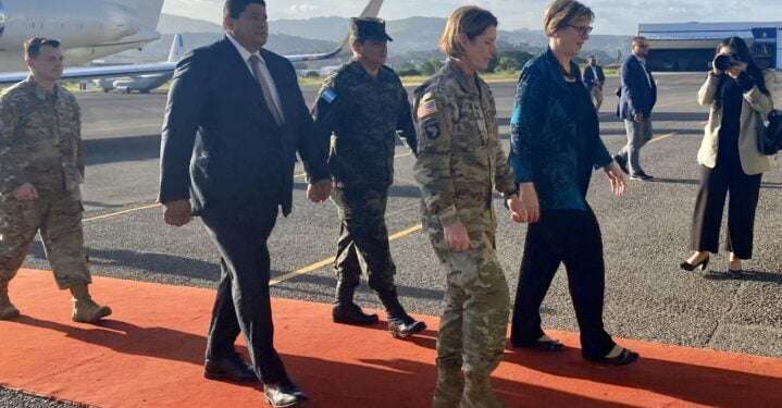 Jefa del Comando Sur de EEUU llega a Honduras para reunirse con presidenta