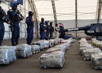 Detienen a 5 nicaragüenses en aguas costarricenses con 2.5 toneladas de marihuana