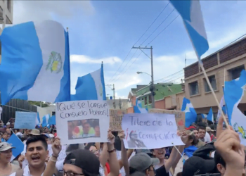 Manifestantes protestan ante Fiscalía guatemalteca y llaman “basura” a su titular