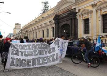 Guatemaltecos marchan para reclamar suspensión de resultados electorales
