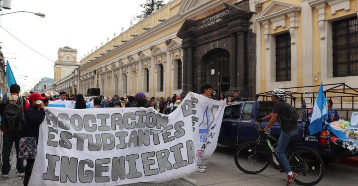 Guatemaltecos marchan para reclamar suspensión de resultados electorales